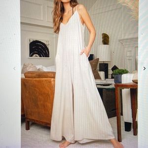 NEW w/tags Lulu’s wide-leg beige jumpsuit. Size XS